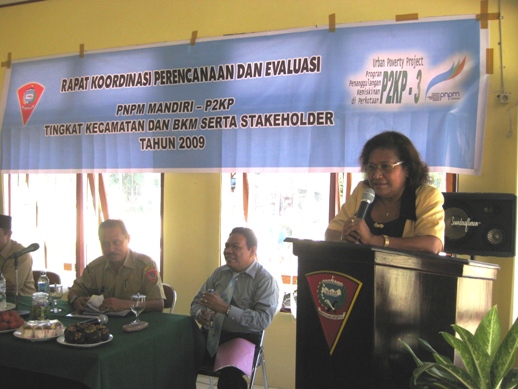  Ibu Sekot Ambon sedang memberikan paparan tentang pelaksanaan PNPM Perkotaan di Kota Ambon